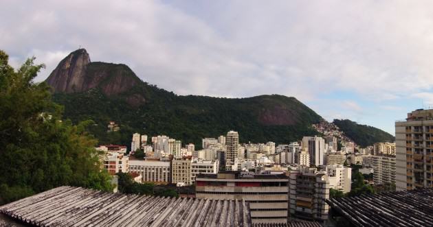 Courbes de la forêt de Tijuca en arrière-plan et du quartier de Humaitá en fond de vallée. Photo: © P. Martin 