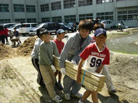 Children’s participation in construction with university students, 2003. Photo: K.Ito