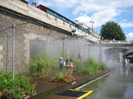 “Paris Plage” – Paris Beach: in the summer the border of the Seine river is transformed in a beach. Now some parts are closed to vehicles at all times (July 2009). Photo: Cecilia Herzog