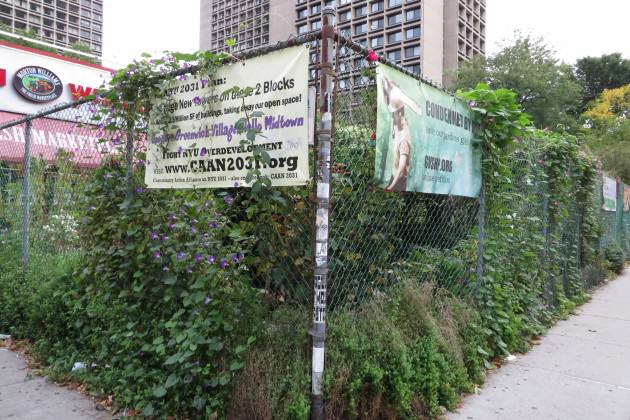 Vista parcial do LaGuardia Corner Gardens, com os cartazes contra o futuro desenvolvimento que irá eliminar o jardim. Photo: Cecilia Herzog 