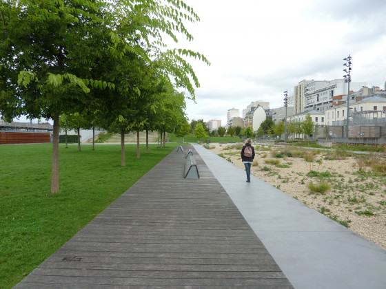 “Jardin d´Éole” – Novo parque na zona norte da Cidade: ecossistema arenoso no lado direitor, com pequeno alagado construído na extrema direita. Photo: Cecilia Herzog 