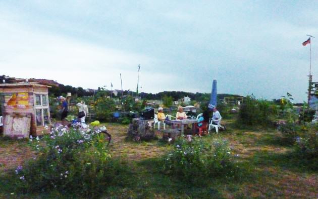 Late afternoon last summer at the Tempelhof Park vegetable garden: beer and nice conversation close to nature. Photo: Cecilia Herzog