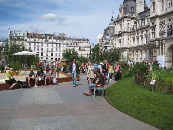 "Hôtel de Ville" - Prefeitura: áreas pavimentadas em sua frente são convertidas em demonstração de ecossistemas regionais com fins educativos july 2009). Photo: Cecilia Herzog