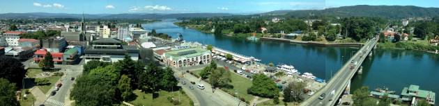 Overall view of the city of Valdivia, where is possible to see the Valdivia River, the promenade and fluvial market, the city center with the cathedral, the coastal mountain at the right and the wetland areas at the far left. Photos: Paula Villagra