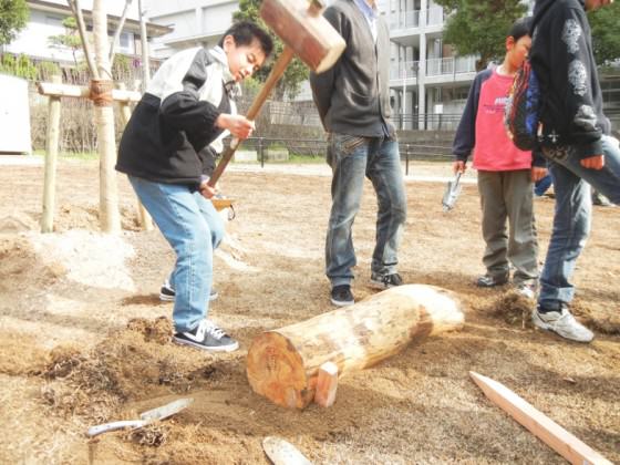 Children participating in the restoration, using the wood that used be this park. Photo: Keitaro Ito