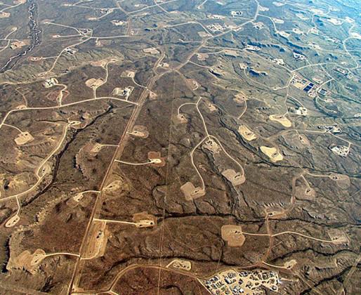 Fracking site in Wyoming, USA with four dispersed oil pads per km2. Obtained at http://blog.ucsusa.org