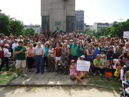 Residents’ mobilization to save trees in a square in Rio de Janeiro (2012), one of the several demonstrations of Biophilia that happen in our cities. Photo: Alfredo Piragibe