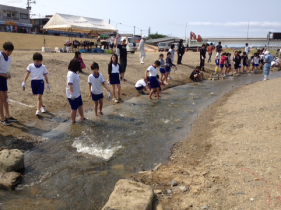 Children came into the fishway and thinking how to use the stones for the ecosystem near the river mouth, 2012. Photo: Keitaro ITO