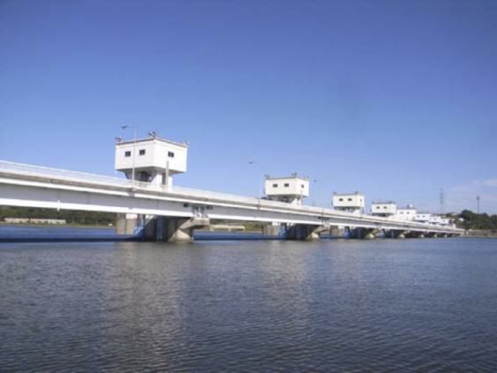 The dam in the river mouth at Onga-river, north part of Kyushu, Japan. Photo: Keitaro ITO