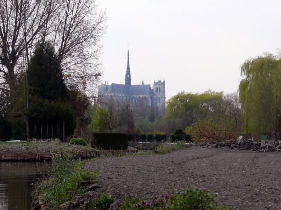 Using the banks of rivers: Hortillonnages at fall, with the Amiens cathedral in the background. Source: Wikimedia Commons