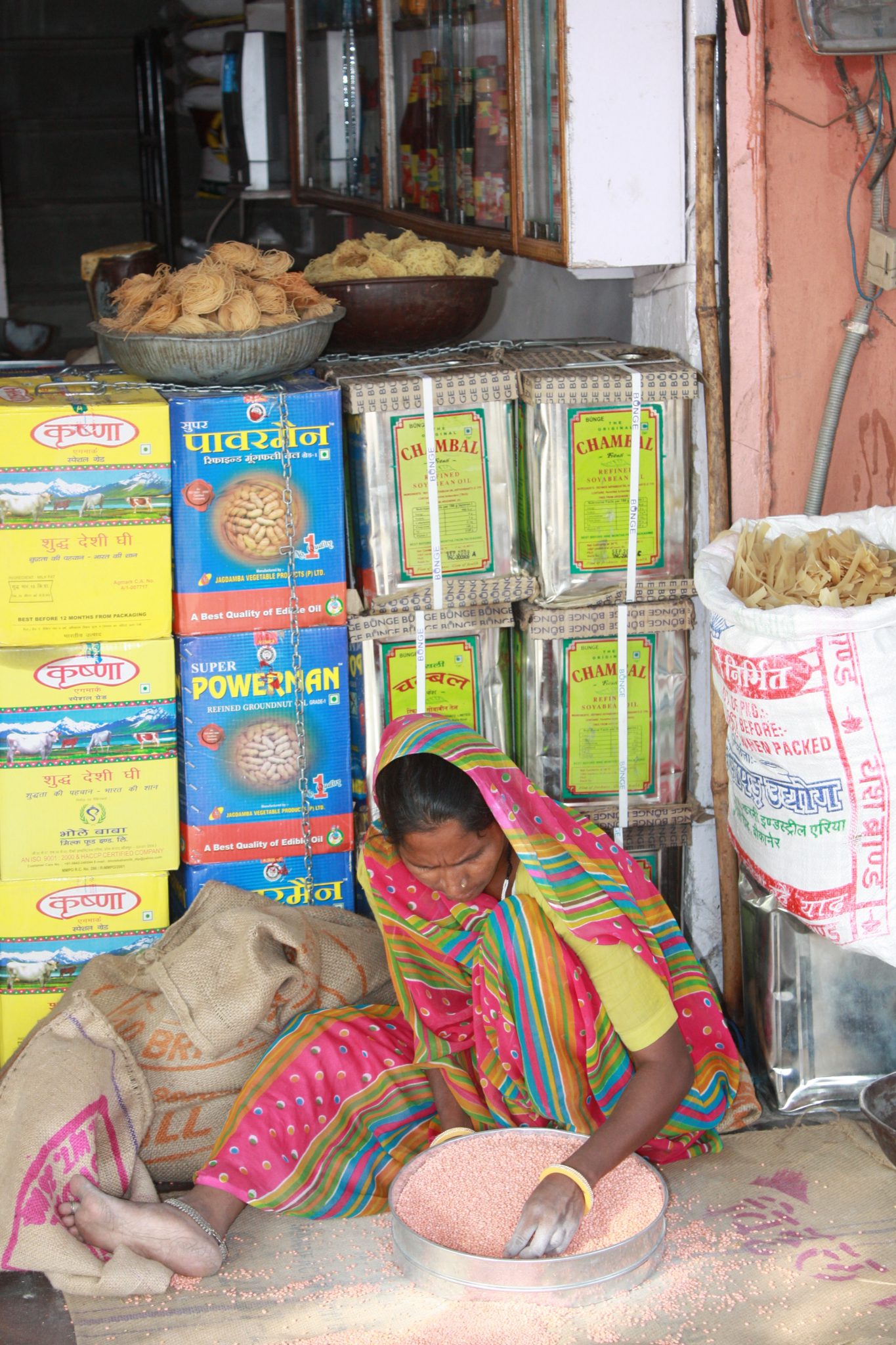 Sorting lentils, Jaipur. Photo (copyright): David Maddox