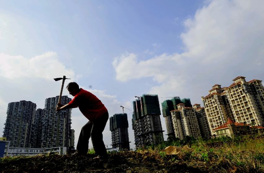 Urban development encroaching upon farmland (Source: China Economy Net “Economic Daily” 中国经济网—《经济日报》)