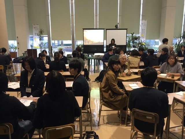 Round table discussion, students and local residents together.