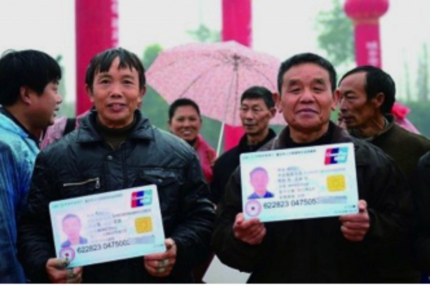 Migrant workers get their social security cards in Dazu District, Chongqing. Source: http://cq.sina.com.cn/city/cqfb/2012-12-11/48593.html