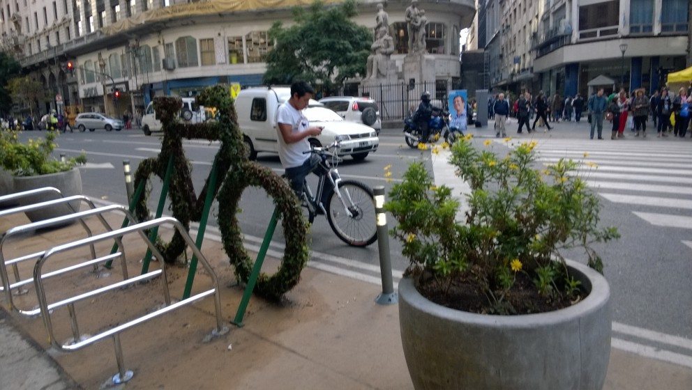 “First life, then spaces, then buildings – the other way around never works.” Jan Gehl ‘s advices in Buenos Aires. Photo: Ana Faggi