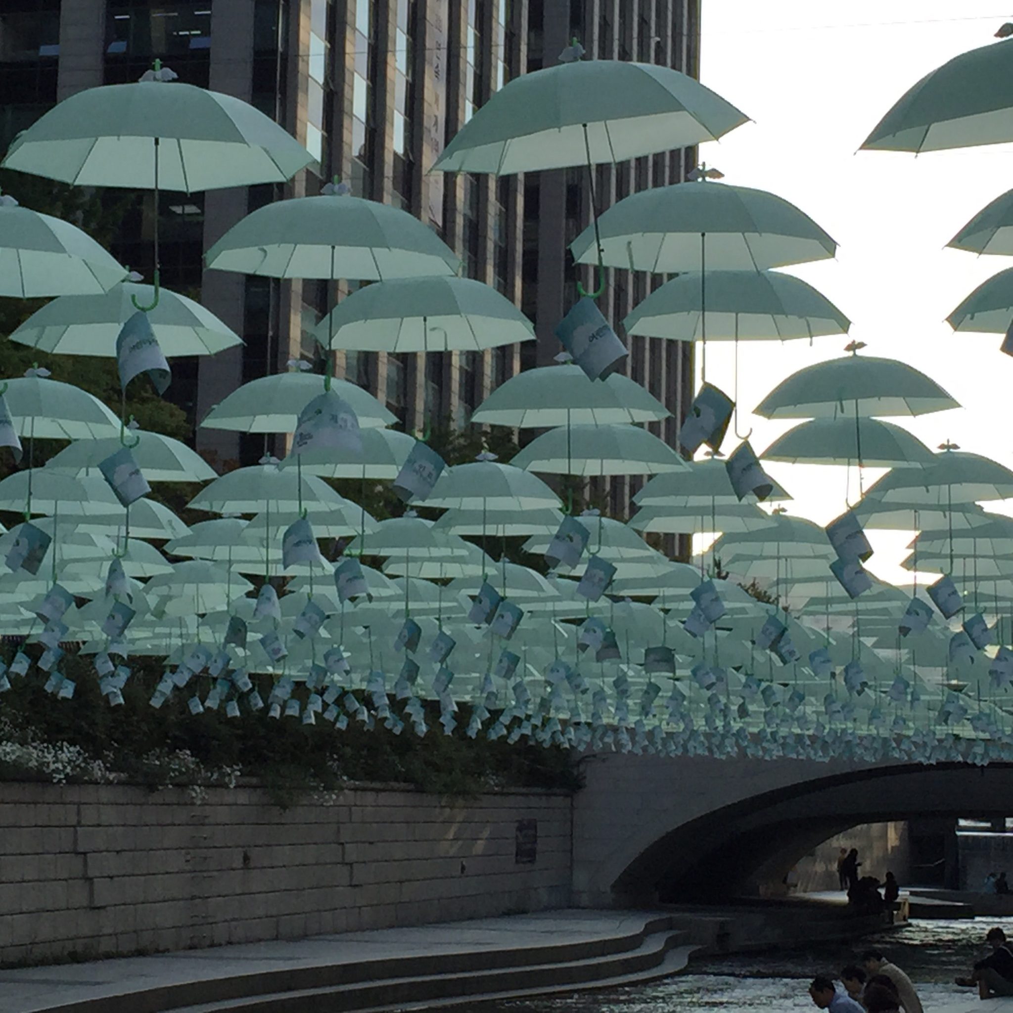 An art installation on the Cheonggyecheon. Photo: David Maddox