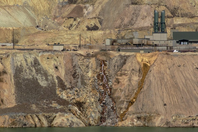 A picture of a mountainside with buildings