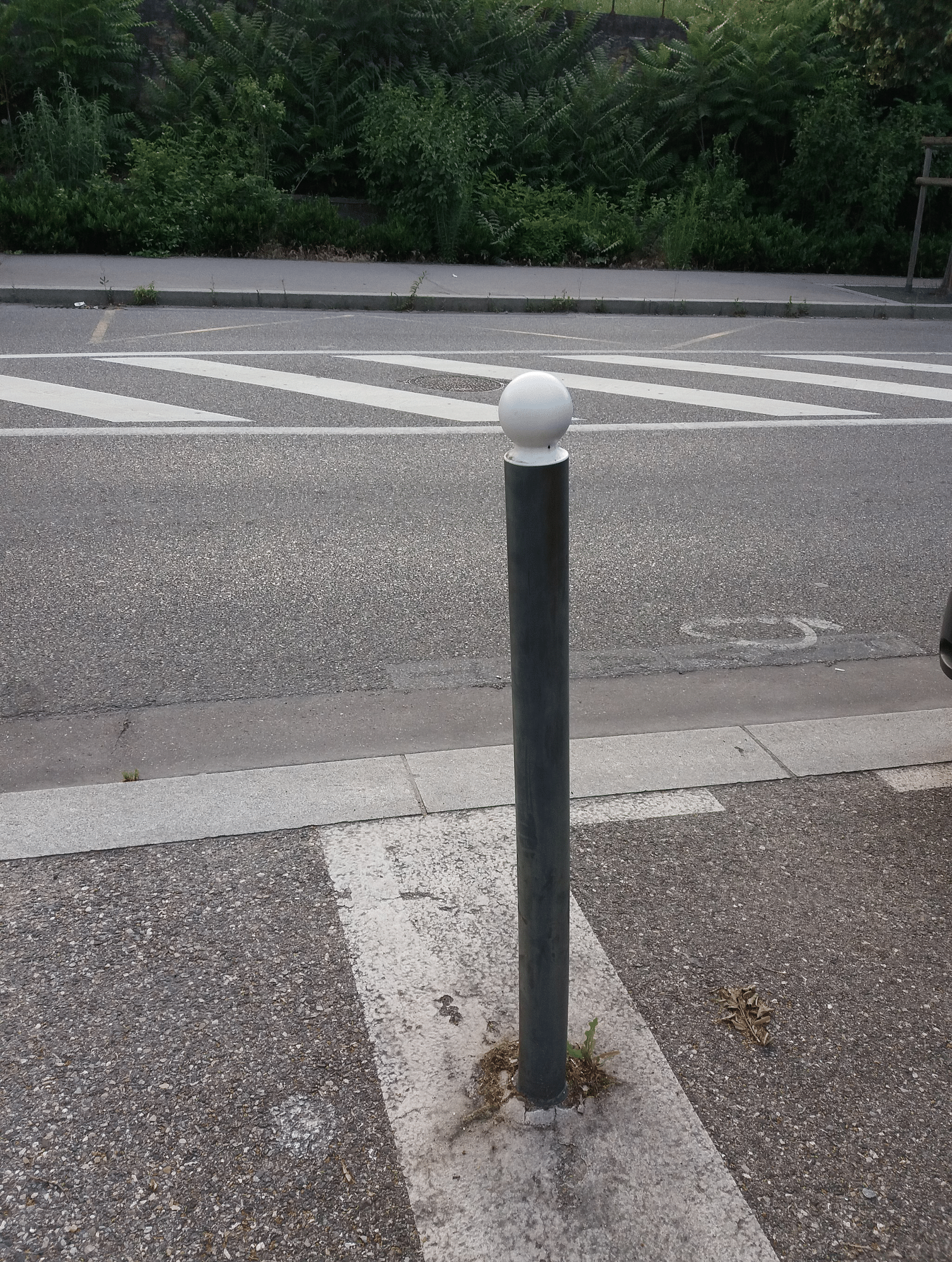 A picture of a street post