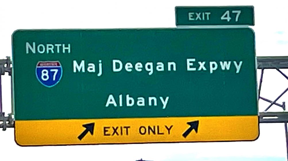 A picture of an expressway street sign
